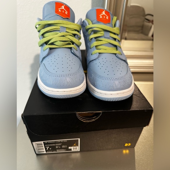 Brand new Nike Air Jordan 1 low **fast shipping** - Picture 2 of 3